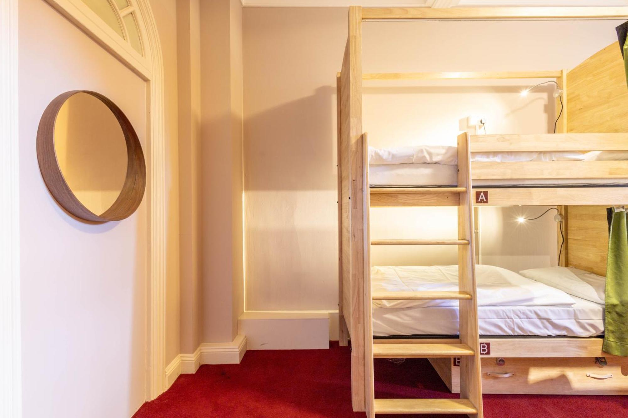 Cama en habitación compartida femenina de 8 camas